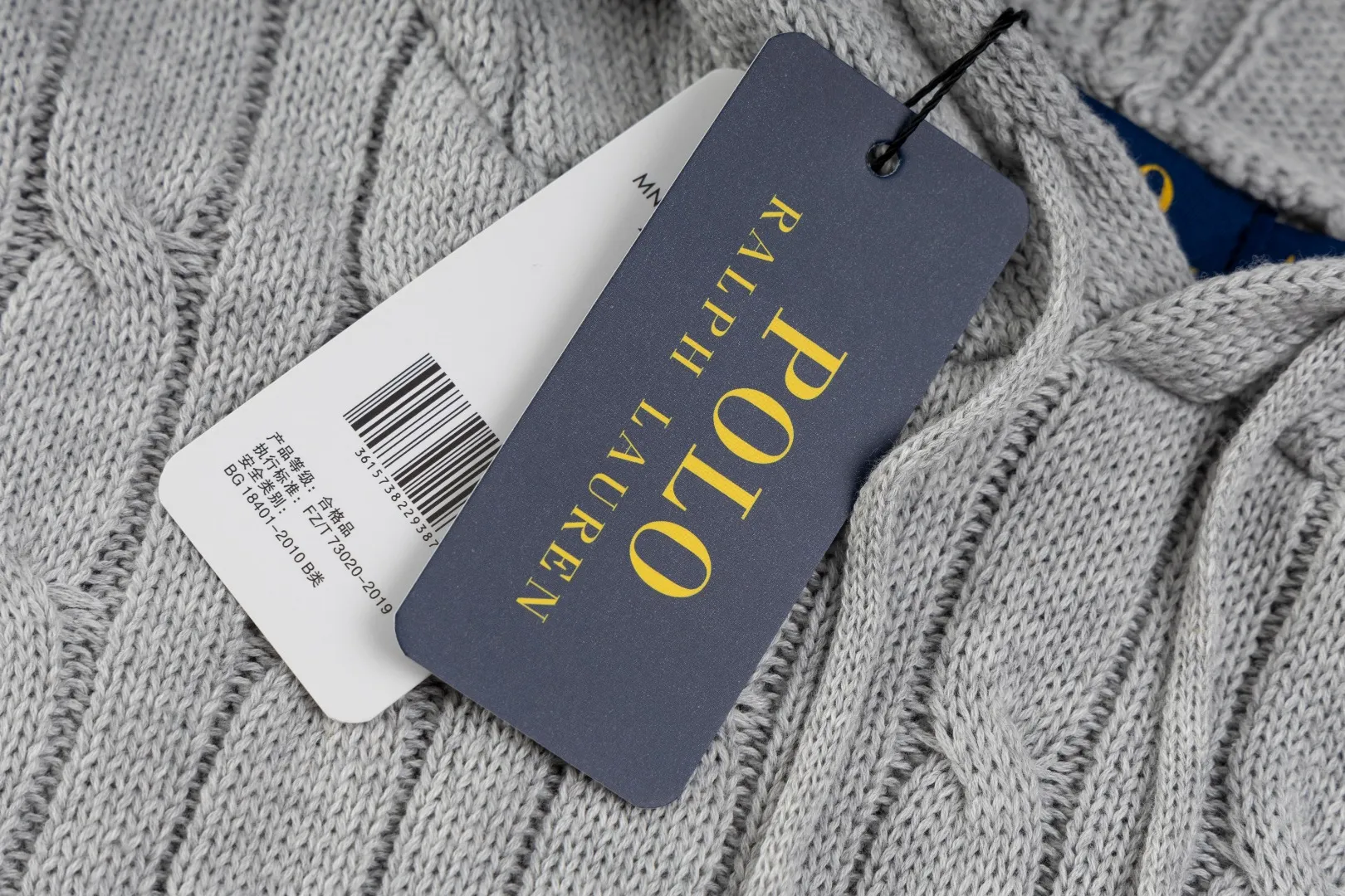 P236 #R84 RALPH LAUREN Six-color classic hooded twist pullover sweater with high-density LOGO embroidery on the chest and original custom-made tag accessories. Made of pure cotton yarn, pure cotton is skin-friendly and comfortable, small label war horse embroidered twist hooded sweater 🐎 high quality, follow the blogger to learn how to wear it! Let’s buy a Ralph Lauren cable sweater. It’s a super hard-to-find series after it became popular. It’s hard to find one on the official website. It’s simple and practical to wear, with a lazy and loose feel. The thickened fabric has more texture, feels soft and delicate, and has a loose fit. Whether worn alone or layered, you can wear different styles of fashion with just one piece!   Size: S M L